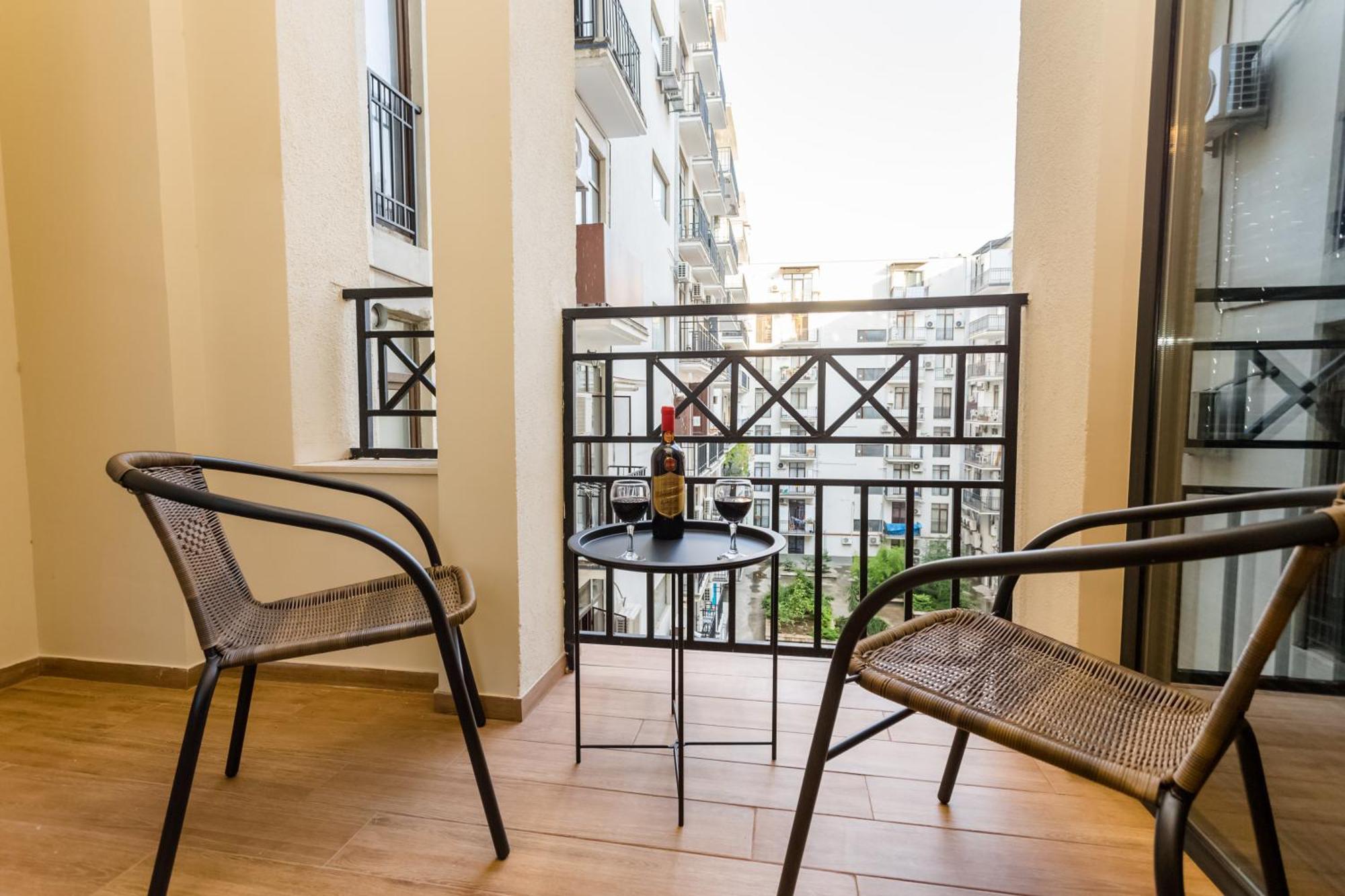 Two Bedroom Apartment In The City Center Tiflis Dış mekan fotoğraf
